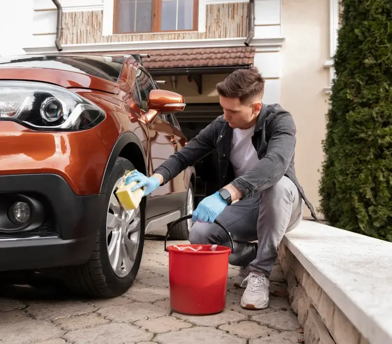 Lavage auto à domicile Lanuéjols : professionnel intervenant sur un véhicule